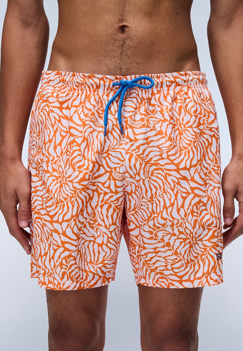 Patroon zwemshorts in oranje en wit met een golvend ontwerp, voorzien van een blauwe trekkoord en een elastische tailleband.