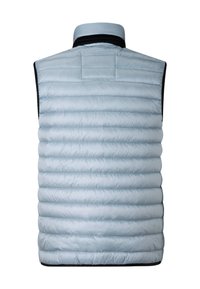 Hellblaue, wattierte Weste mit horizontaler Steppstruktur, hohem Kragen und kontrastierendem schwarzem Saum. Auf der Rückseite befindet sich eine kleine quadratische Tasche.