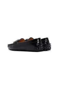 Mocassins en cuir noir avec une finition brillante, semelle en caoutchouc texturé et accents décoratifs sur le dessus. Bout arrondi et design plat.