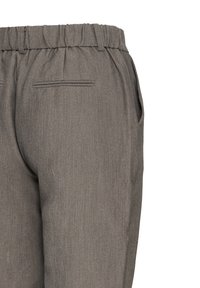 Pantalon gris sur mesure avec taille élastique, passants pour ceinture, poches latérales et une poche passepoilée à l'arrière côté droit.