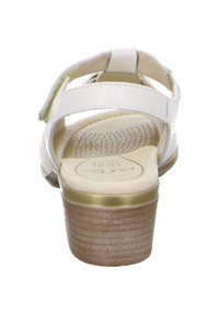 Witte sandaal met enkelband, geperforeerde beige binnenzool, gestructureerde lichtbruine hak en gouden accent op de basis van de hak.