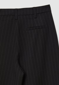 Schwarze gestreifte Hosen mit glatter Textur, ausgestattet mit einem maßgeschneiderten Bund, Gürtelschlaufen und einer einzelnen Gesäßtasche.
