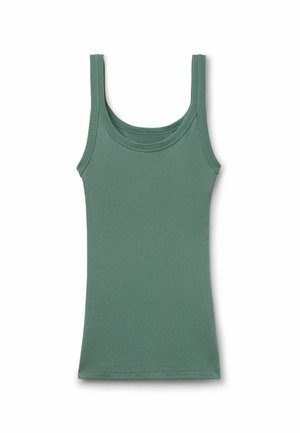 Groen geribbeld tanktop met een getailleerd ontwerp, brede schouderbanden en een ronde hals, gemaakt van een zachte, rekbare stof.