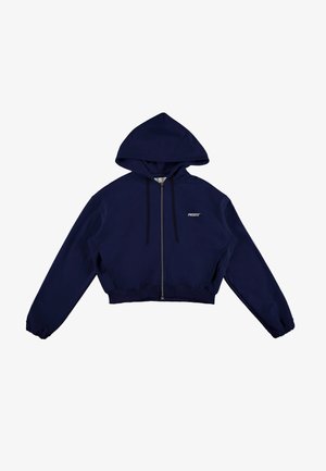 Granatowa krótka bluza z kapturem, zapinana z przodu na suwak, z elastycznymi mankietami i małym nadrukowanym logo na piersi. Gładka tekstura tkaniny.