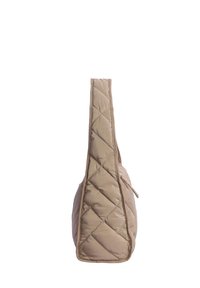 Bolso de hombro acolchado beige con una superficie texturizada, que presenta una sola correa ancha y un bolsillo lateral con cremallera. Forma triangular y material suave.