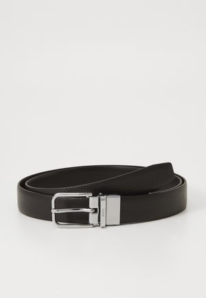 Ceinture en cuir noir avec une finition texturée, dotée d'une boucle en métal argenté brillante et d'une extrémité lisse et arrondie.