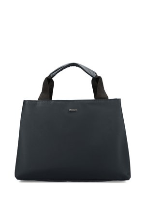 Schwarze rechteckige Handtasche mit kurzen gepolsterten Griffen und kleinem metallischem Markenlogo vorne in der Mitte vor weißem Hintergrund.