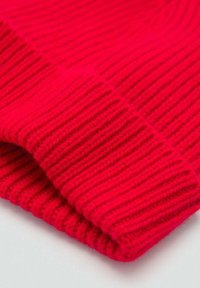 Czerwony, żebrowany materiał dzianinowy o miękkiej teksturze, z wywiniętym brzegiem. Wzór prezentuje pionowe linie i gładkie wykończenie.