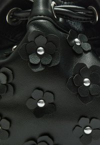 Stradivarius FLORAL - Skuldertasker - black