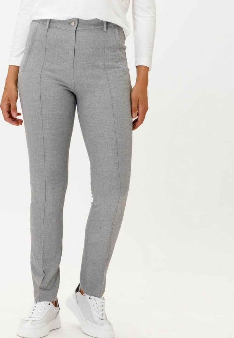 Šedé slim-fit kalhoty s texturovanou látkou, s vysokým pasem, bočními švy a předním zapínáním na knoflík, doplněné bílými teniskami.