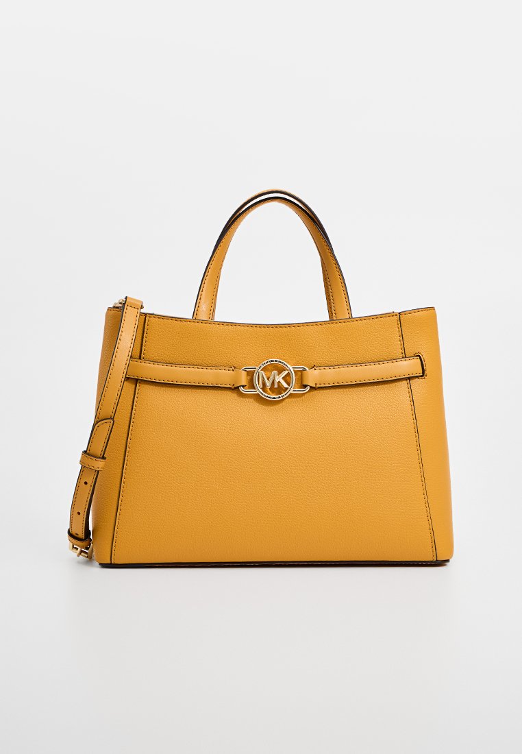 Sac à main en cuir jaune avec un design structuré, des poignées supérieures, une bandoulière amovible et un accent de logo métallique à l'avant.