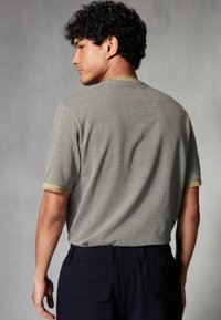 Next GEO PATTERN  - REGULAR FIT - Tričko s potlačou - neutral