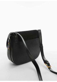 Sort læder crossbody taske med en glat tekstur, buet form og justerbar rem med guldfarvede detaljer.