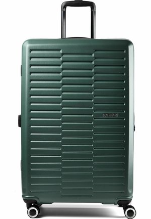 Dunkelgrüner Hartschalenkoffer mit horizontalen Rillen, ausziehbarem Teleskopgriff, vier Drehrollen und kleinem rechteckigem Logo vorne.