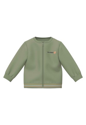 Hellgrüne Kinderjacke mit Reißverschluss, gerippten Bündchen, gestreiftem Saum und dem Schriftzug „Stay Fresh“ mit einem orangefarbenen Emoji auf der Brust.