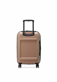 Valigia rigida di colore beige opaco con dettagli neri, manico estensibile e quattro ruote per la mobilità. Design della superficie testurizzata.