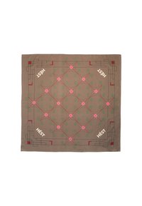 Brun mønstret skjerf med geometriske design i rødt og grønt, med merket "HEST" i hvitt på to hjørner.