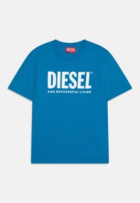 Tyrkysové bavlněné tričko s krátkými rukávy, kulatým výstřihem a velkým bílým logem "DIESEL" s textem "PRO ÚSPĚŠNÝ ŽIVOT" pod ním.