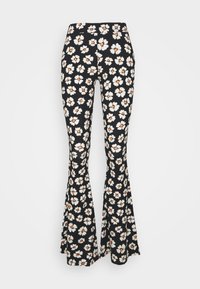 Schwarze weit geschnittene Hosen mit einem floralen Muster, das weiße Blumen mit orangefarbenen Mittelpunkten zeigt, aus elastischem Stoff für optimalen Tragekomfort.