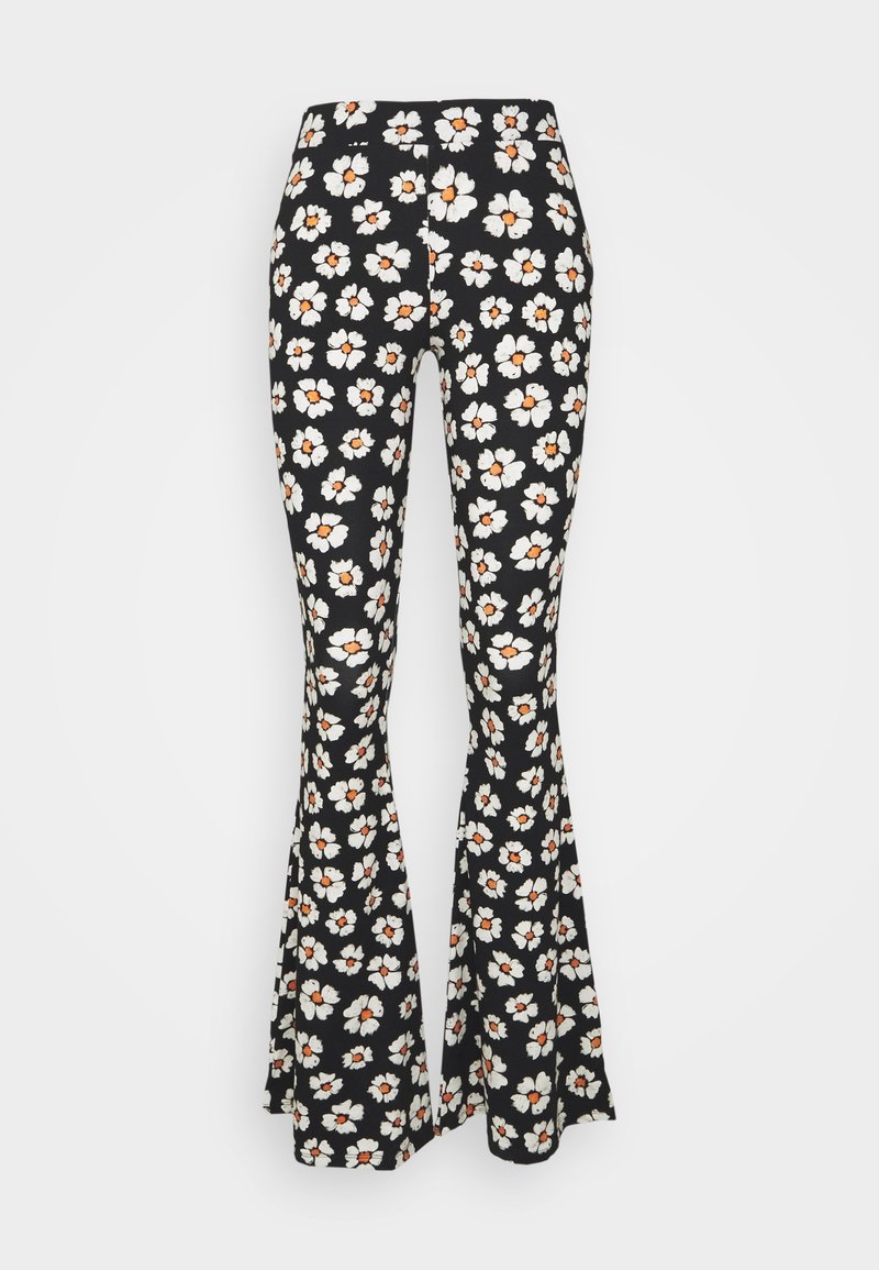 Schwarze weit geschnittene Hosen mit einem floralen Muster, das weiße Blumen mit orangefarbenen Mittelpunkten zeigt, aus elastischem Stoff für optimalen Tragekomfort.