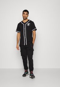 New Era NBA DISTRESSED LOGO BUTTON UP TEE LAS VEGAS RAIDERS - Roupa de discoteca - black