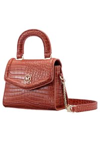 Sac à main en cuir marron à texture crocodile avec poignée supérieure, fermeture à rabat, logo doré et bandoulière amovible avec détail chaîne.