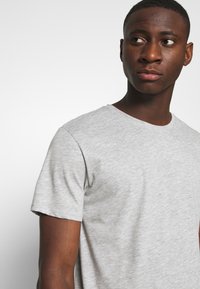 Only & Sons ONSMATT LONGY TEE 3 PACK - T-shirt básica - light grey melange/white gray/black