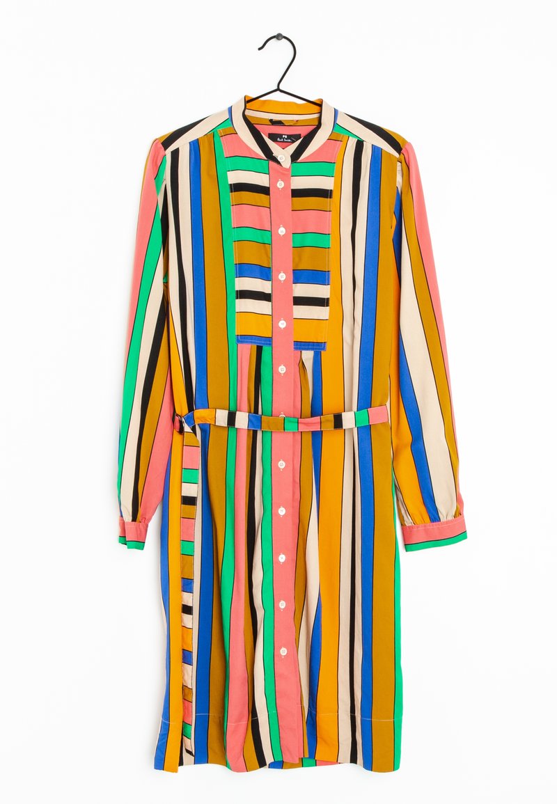Robe à manches longues boutonnée avec des rayures verticales multicolores en orange, rose, bleu, vert, noir et beige, avec une ceinture et un col montant.