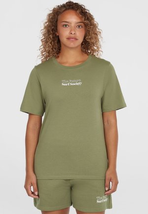 T-shirt in cotone verde oliva, con maniche corte e collo tondo, caratterizzato da una stampa bianca con il logo "The Future Surf Society" sul petto.