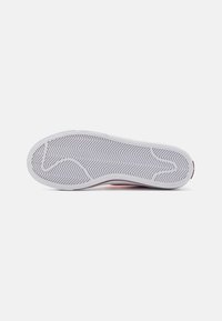 Nike Sportswear COURT LEGACY - Sportbačiai - white/bright crimson/team red