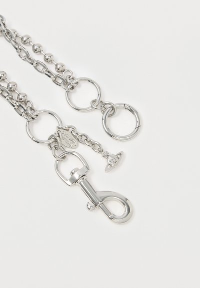 Stříbrný řetízek s kulatými korálky a články, vybavený otočným háčkem a dalším kroužkem. Leštěný kovový povrch s minimálními detaily.