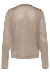 Pull beige à manches longues pour femme avec une texture tricotée douce, encolure ronde et un ourlet légèrement raccourci.