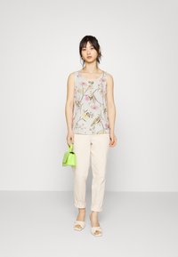 Vero Moda Petite VMEASY  - Blusa - snow white