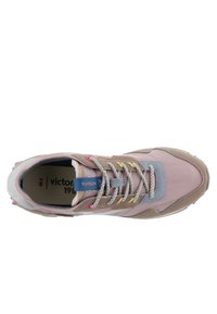 Zapatilla con parte superior de cuero rosa y beige, acentos de ante, cordones grises y una etiqueta de marca azul. Presenta una suela texturizada y detalles multicolores.