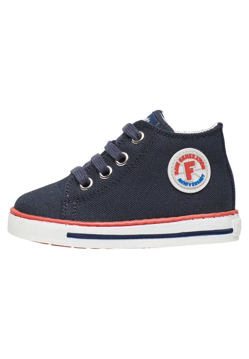 Sneaker alta in tela blu marina con occhielli metallico, suola in gomma bianca, dettagli rossi e blu, e una patch logo circolare sul lato.