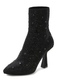 Botas de tobillo negras con punta afilada, adornadas con strass negros y tachuelas cuadradas, con un upper de tela texturizada y un tacón cuadrado.
