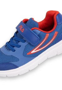 Scarpa da atletica in rete blu con dettagli rossi e suola bianca. Presenta lacci e una cinghia per la chiusura. Superficie texturizzata per una migliore presa.