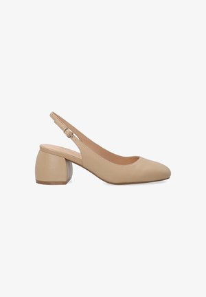 Beige Leder Slingback-Schuh mit runder Spitze und niedrigem Blockabsatz. Verfügt über eine seitliche Schnalle und eine glatte Textur.