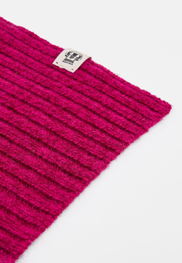Fuchsia gestrickter Schal mit strukturiertem Rippenmuster und aufgenähtem Etikett mit einem Skull-Motiv. Weiches Mischmaterial aus Wolle.