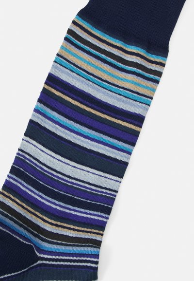 Stripede sokker i marineblå, blå, lilla og beige med horisontale striber, ribbet top og glat tekstur. Designet for komfort og pasform.