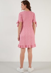 LELA FLORAL V NECK RUFFLE DETAIL MINI  - Denné šaty - fuchsia