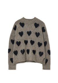 Maglione grigio dal fit morbido, con motivi a forma di cuore neri in materiale soffice sulla parte anteriore e un design a collo rotondo facile da indossare.