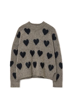 Sweater cinza com um corte solto, apresentando padrões em forma de coração pretos feitos de material felpudo na parte frontal e um design de gola redonda fácil de vestir.