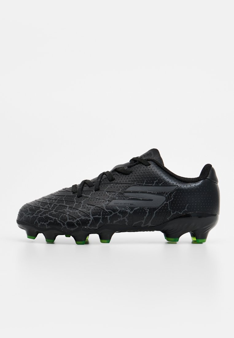 Schwarze Fußballschuhe mit texturierten Oberflächen, die ein gebrochenes Muster aufweisen. Ausgestattet mit grünen Außensohlenstollen und schwarzen Schnürsenkeln. Flaches Design.