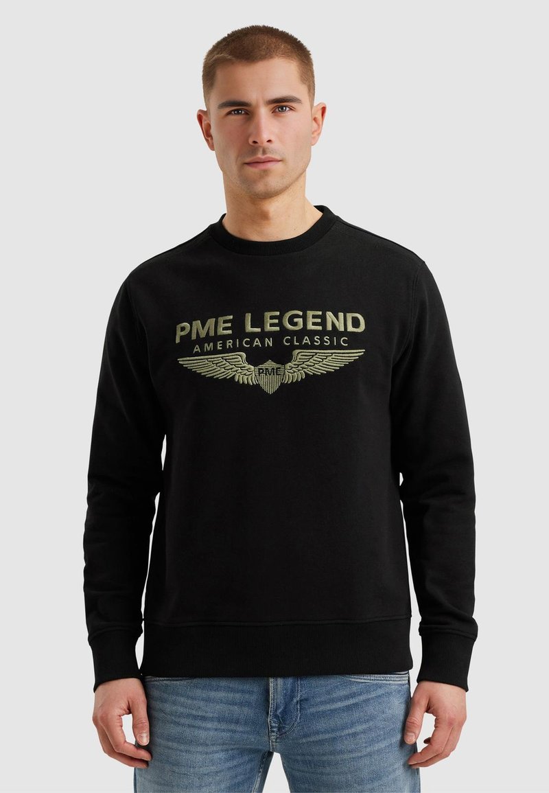Černá mikina vyrobena z bavlny s kulatým výstřihem, s zlatým textem "PME LEGEND AMERICAN CLASSIC" a grafikou křídel na přední straně.