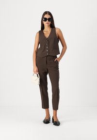 Rue de Femme HANANE VEST - Vest - bitter chocolate