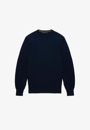 Pull bleu marine en tissu doux, avec un col rond classique, des manches longues et des poignets et un ourlet côtelés. Pas de motifs ni d'accents.