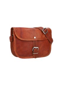 Sac messager en cuir marron avec une fermeture à rabat, boucle en argent et bandoulière réglable. Texture lisse avec des détails de couture visibles.