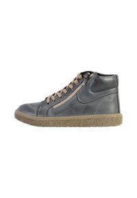 Zapatillas de caña alta en piel sintética gris oscuro con suela de goma texturada en color beige, que cuentan con un cierre lateral de cremallera y un sistema de cordones en contraste.