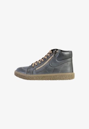 Hoge sneakers in donkergrijs leer met een getextureerde, beige rubberen zool, voorzien van een zijrits en contrasterende vetersluiting.